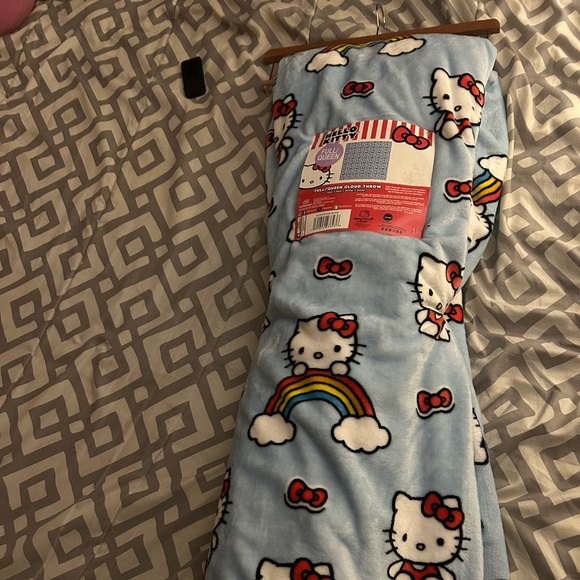 Queen size hello kitty plush blanket - Picture 2 of 4